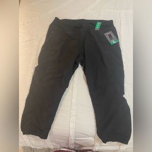 Kirkland black crop pants NWT